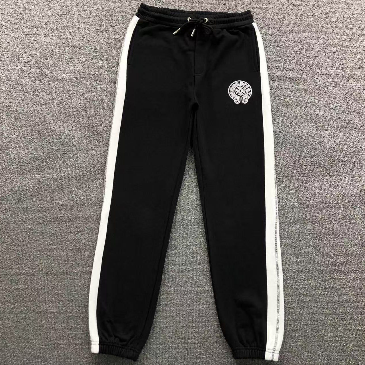 Horseshoe Logo White Stripe Black Sweatpants™
