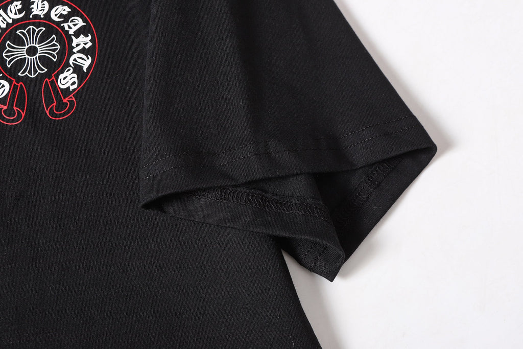 Red Outline Horseshoe Black T-Shirt™