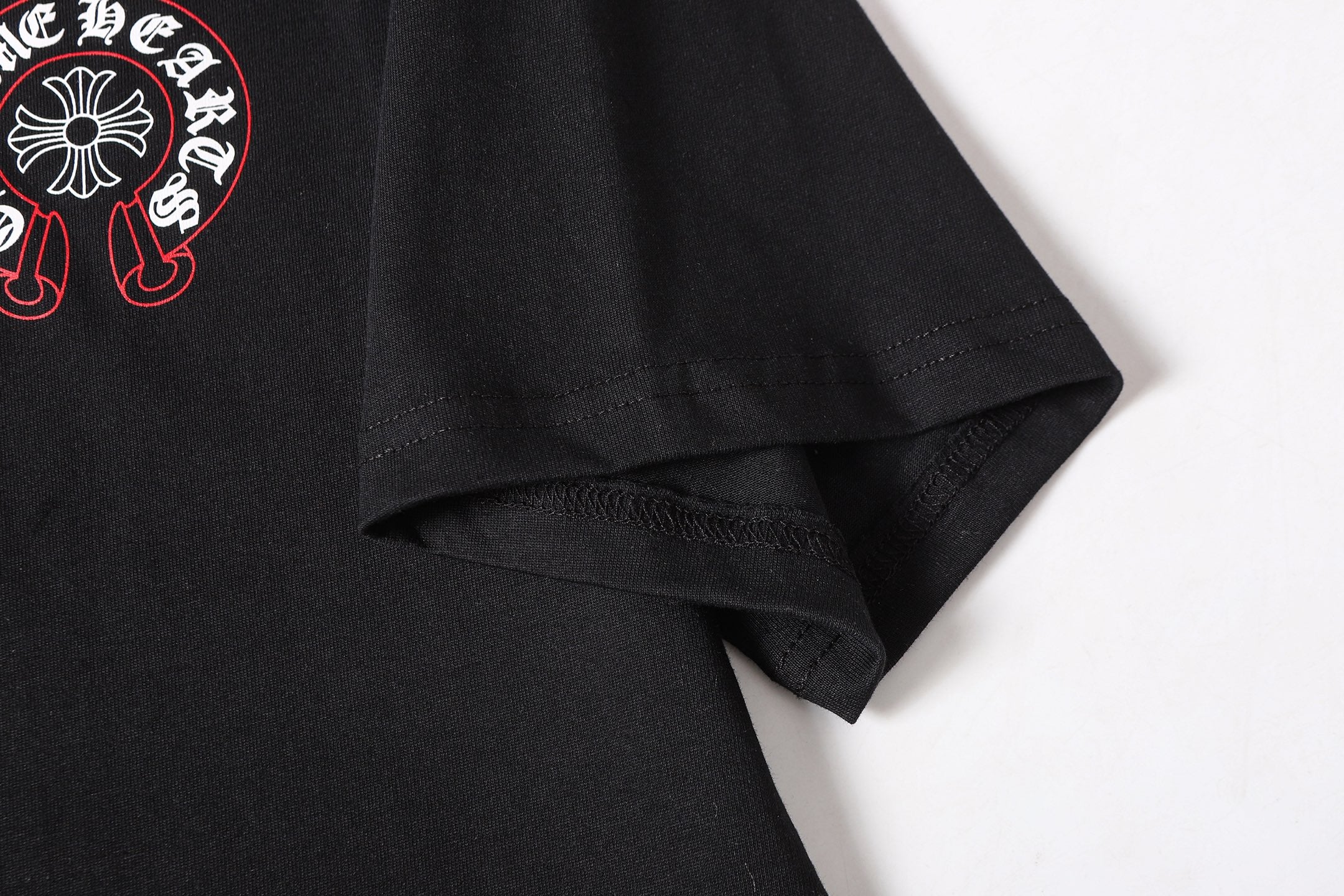 Red Outline Horseshoe Black T-Shirt™