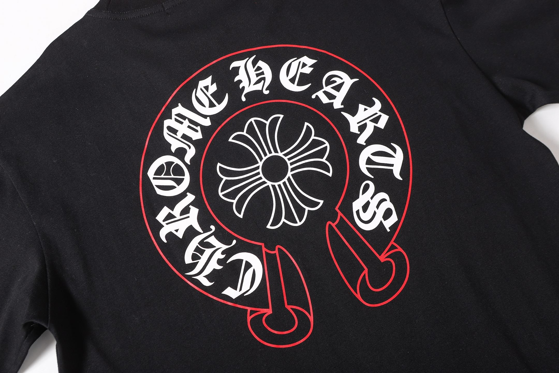 Red Outline Horseshoe Black T-Shirt™