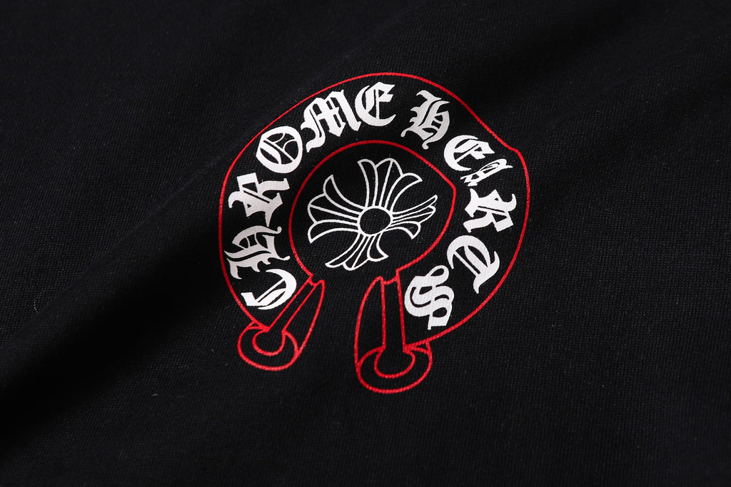 Red Outline Horseshoe Black T-Shirt™
