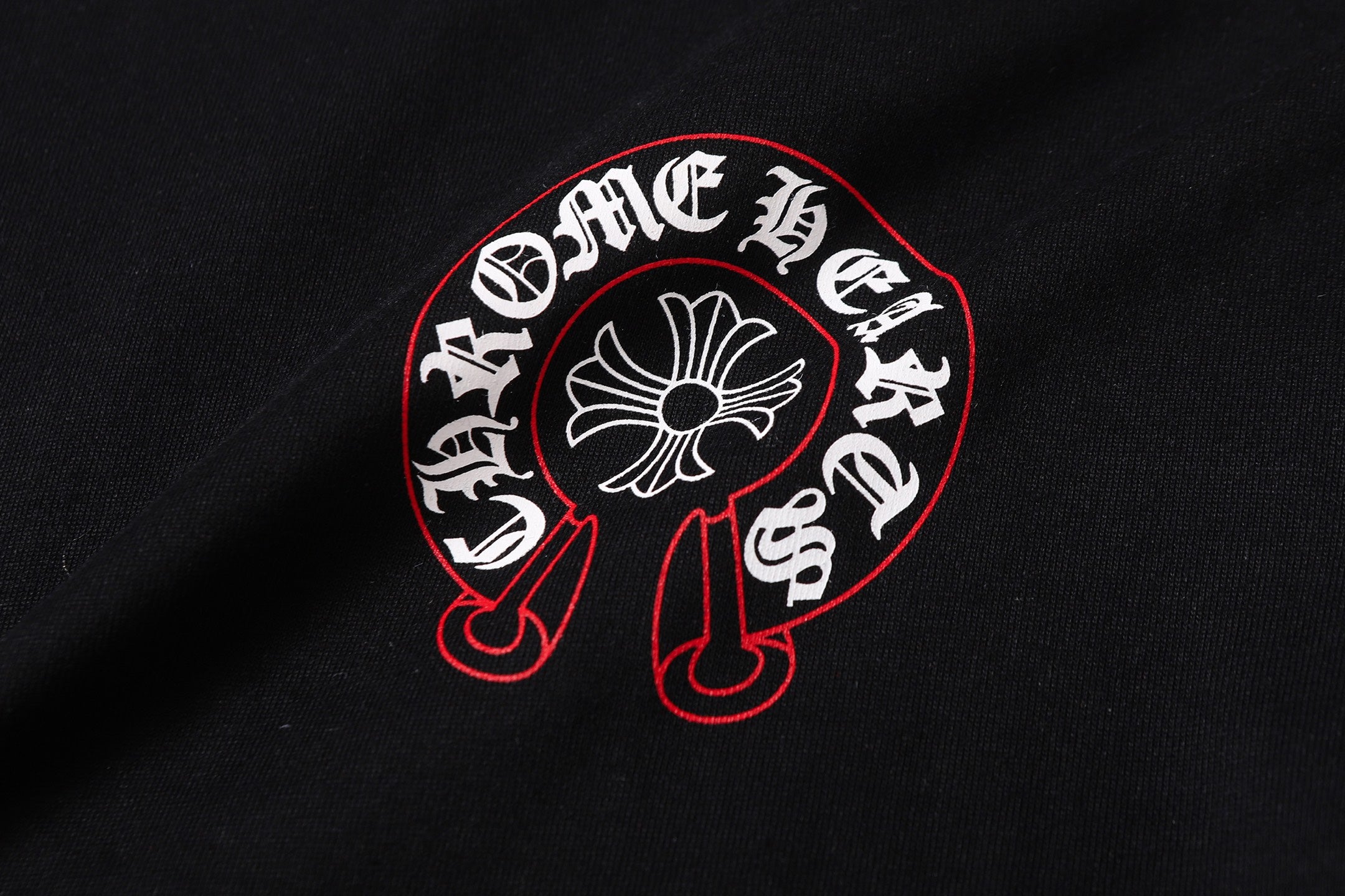 Red Outline Horseshoe Black T-Shirt™