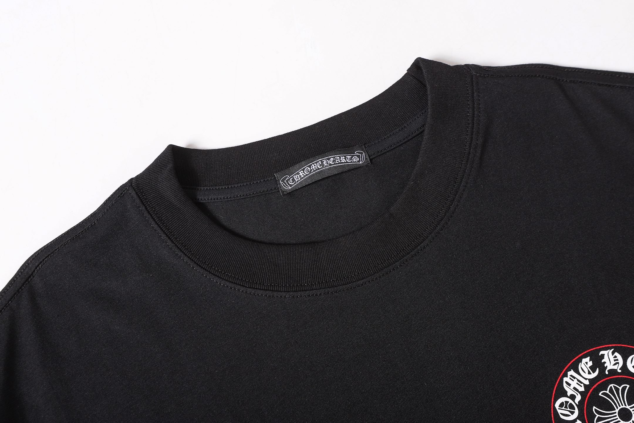 Red Outline Horseshoe Black T-Shirt™