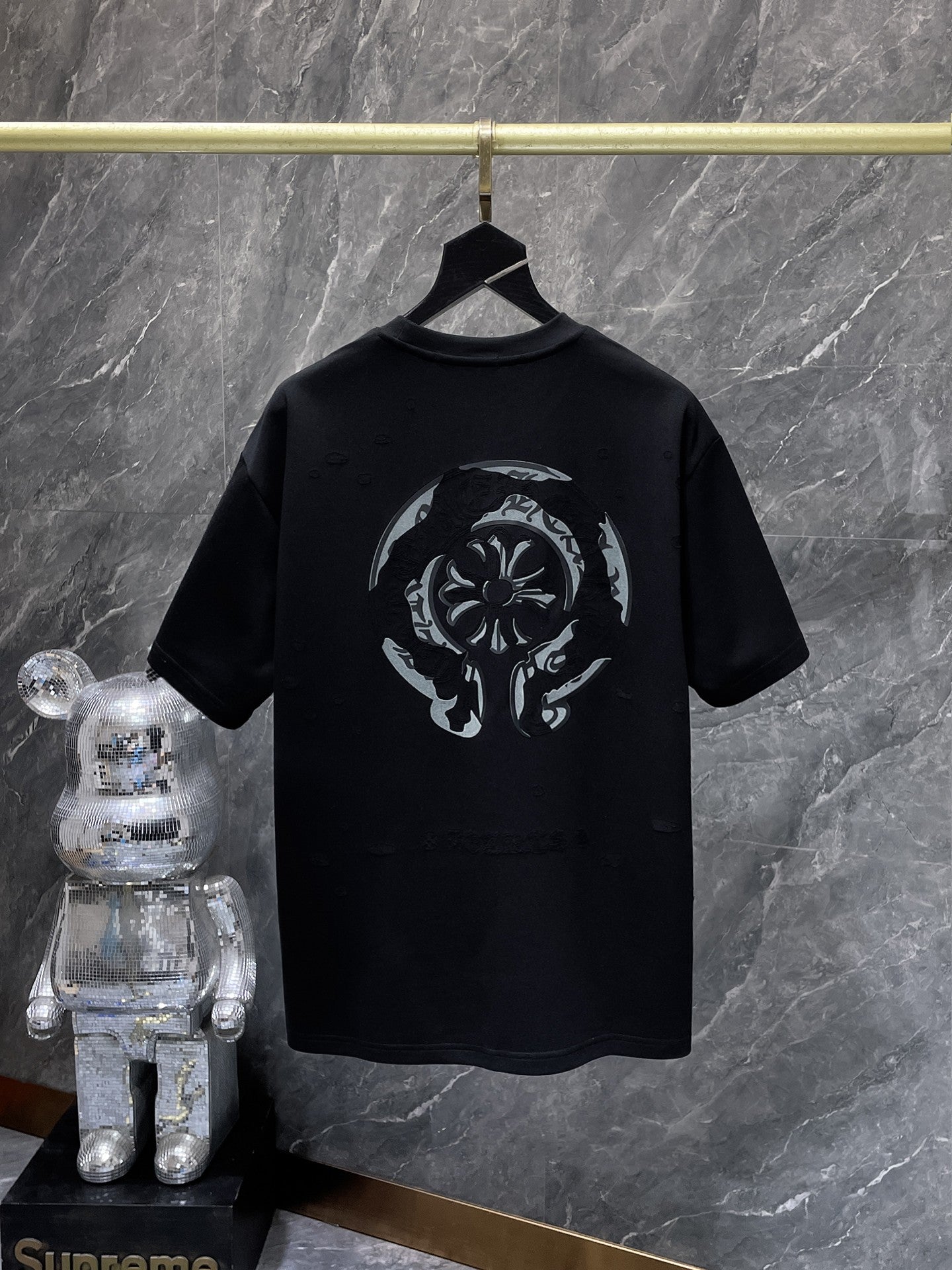 Distressed Horseshoe Cross Black T-Shirt™