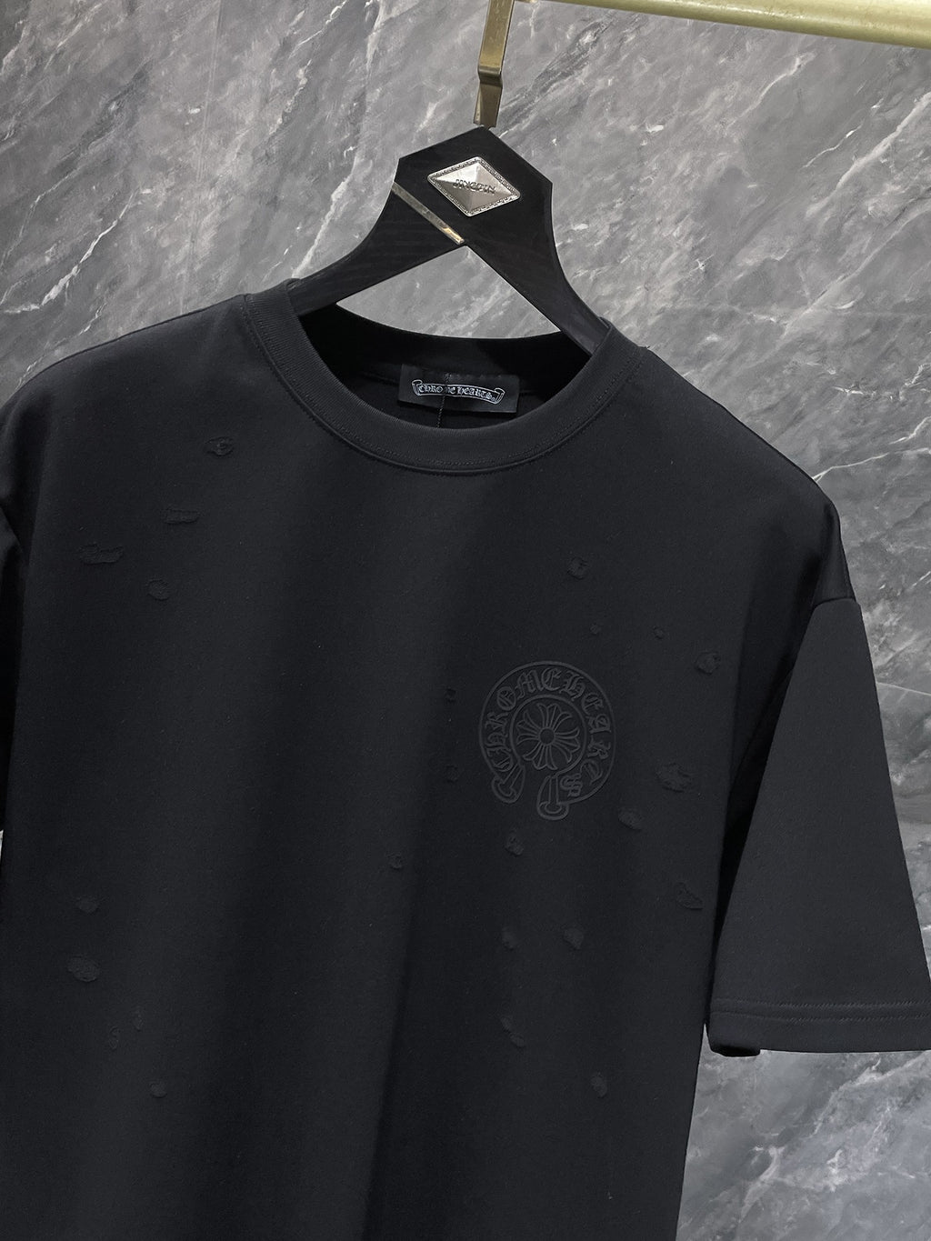 Distressed Horseshoe Cross Black T-Shirt™