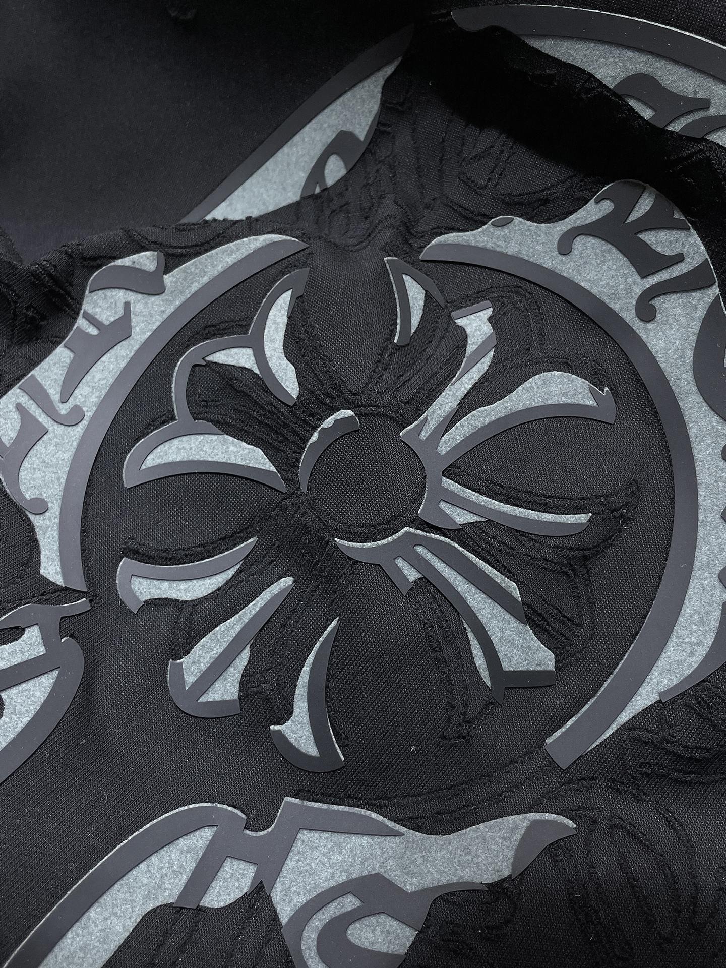 Distressed Horseshoe Cross Black T-Shirt™