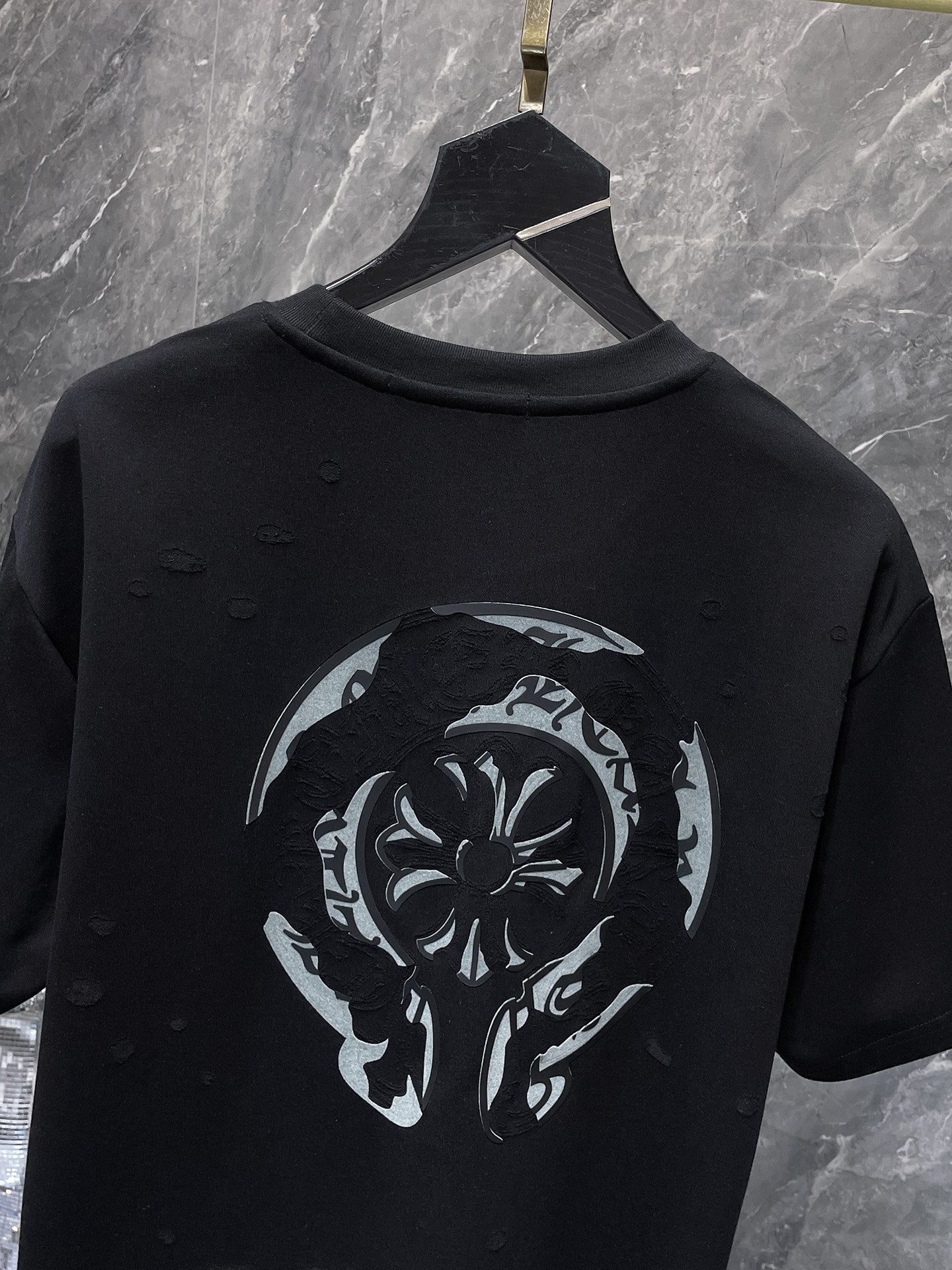 Distressed Horseshoe Cross Black T-Shirt™