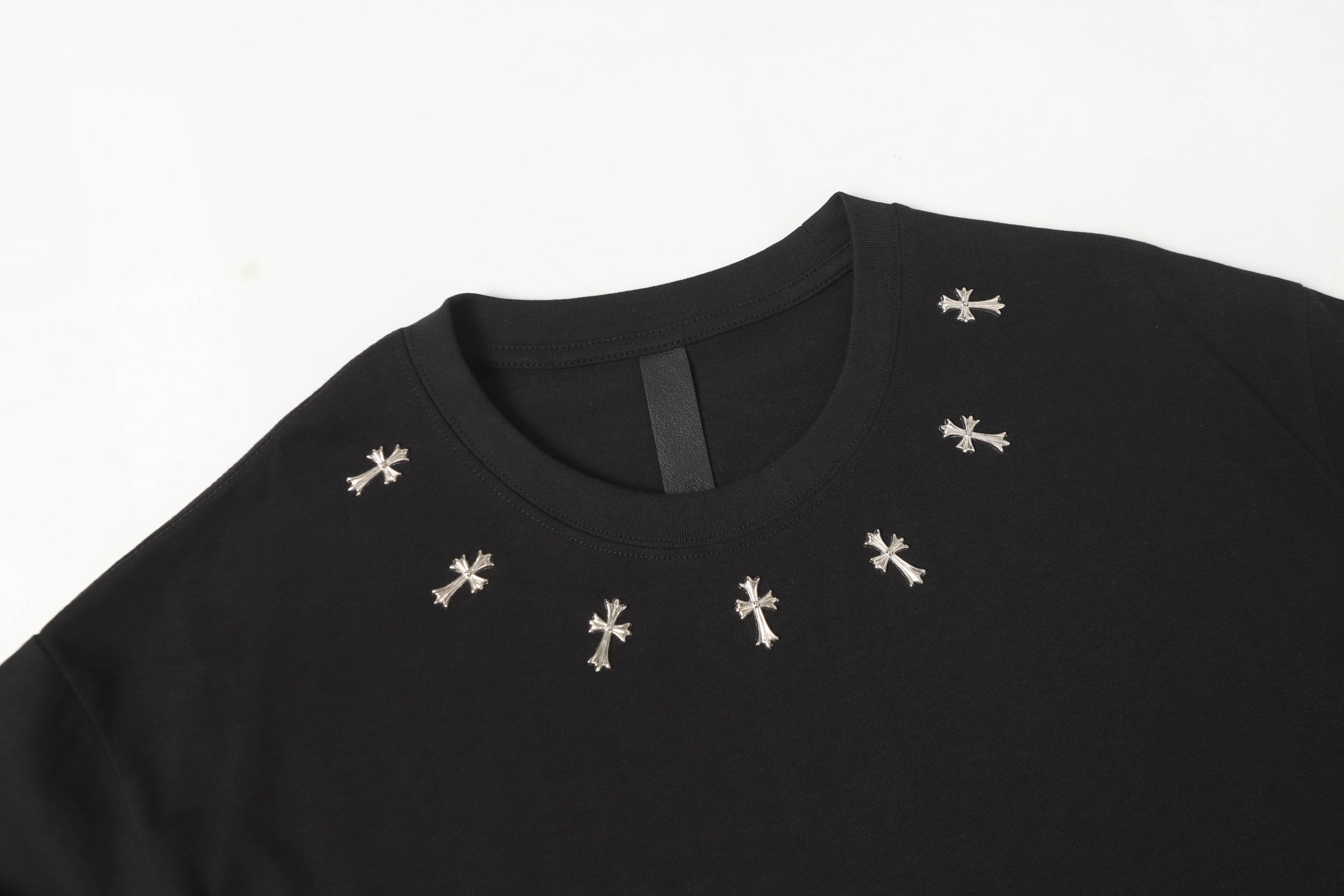 Metal Cross Collar Black T-Shirt™