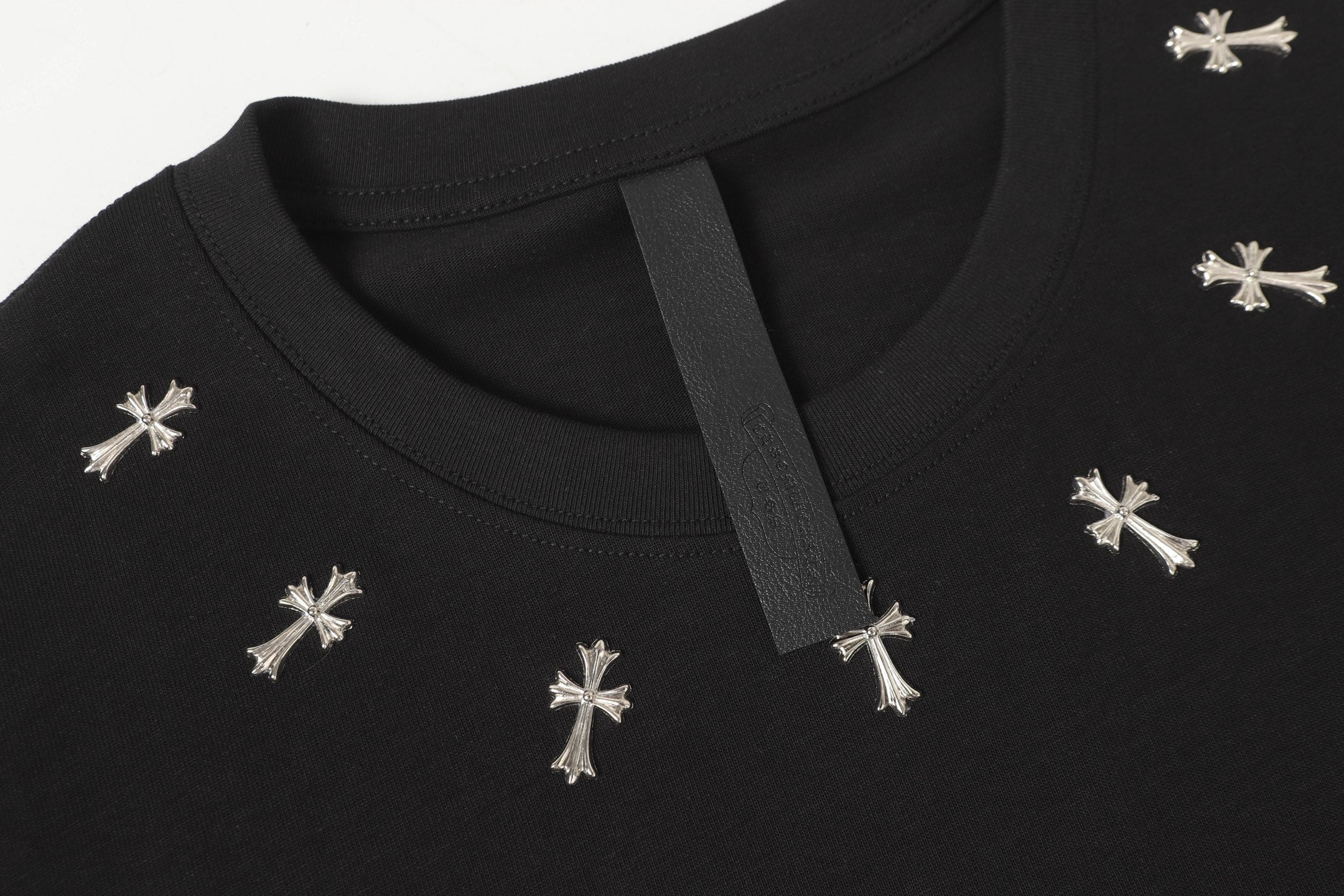Metal Cross Collar Black T-Shirt™