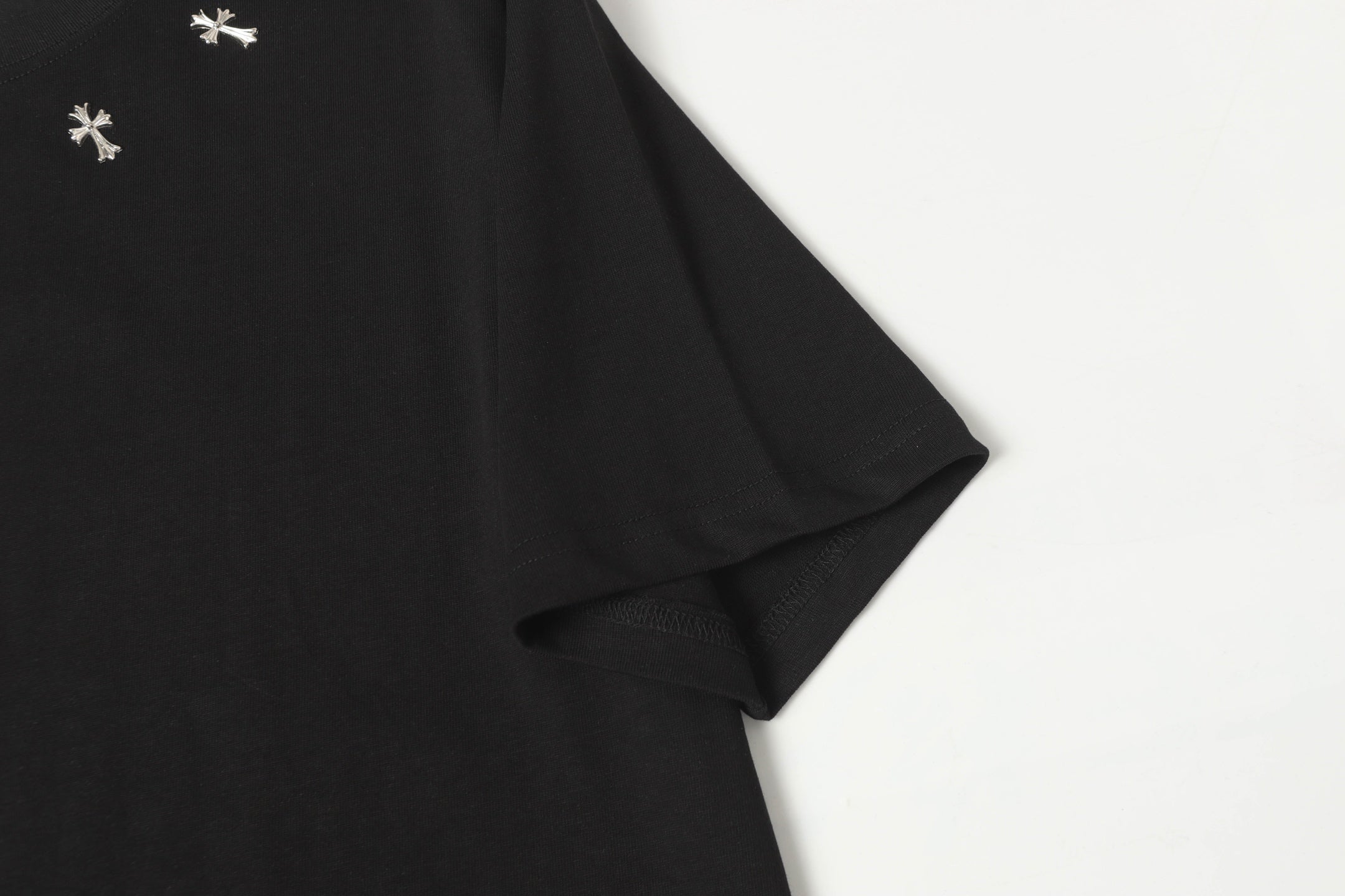 Metal Cross Collar Black T-Shirt™