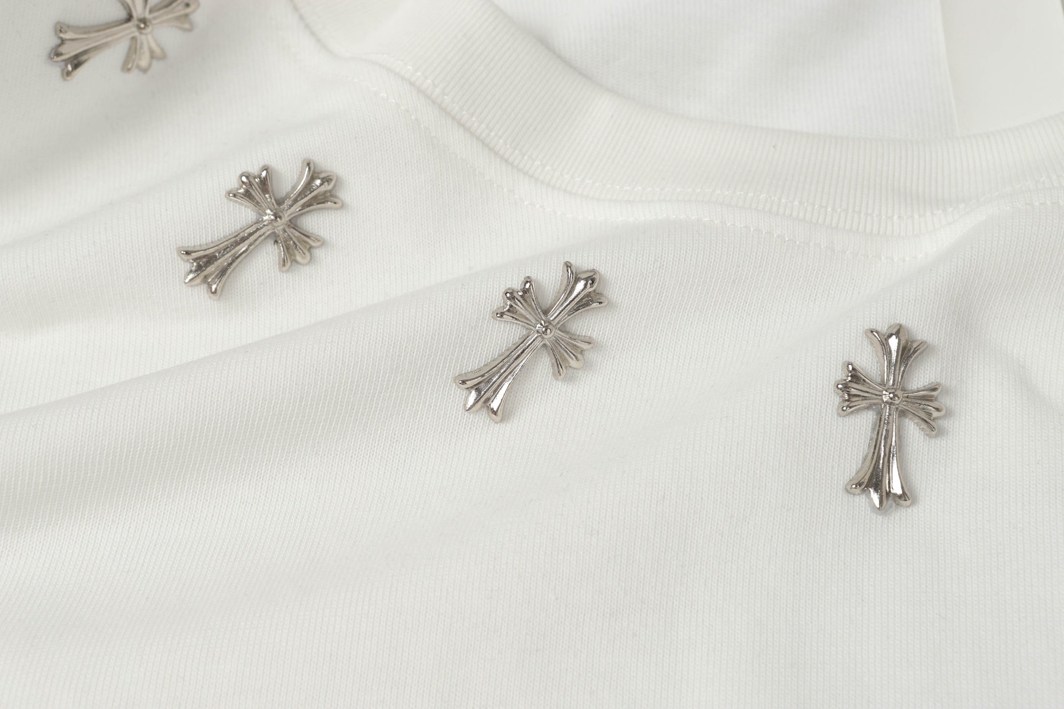 Metal Cross Collar White T-Shirt™