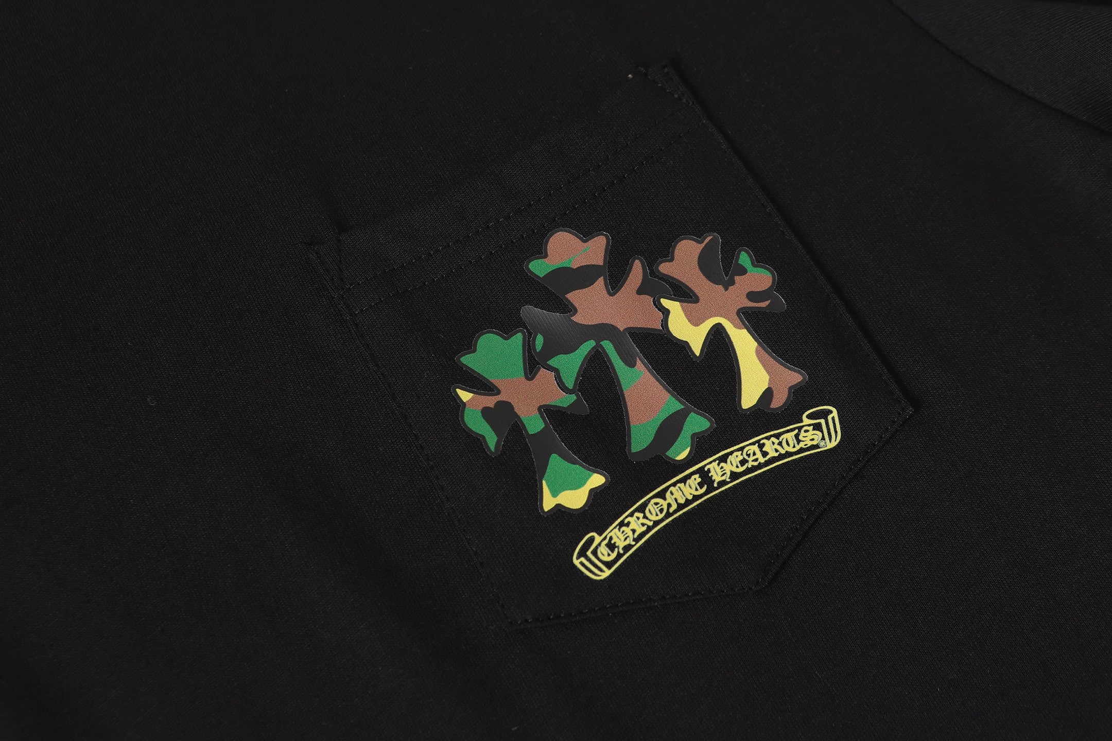 Camo Horseshoe Cross Pocket Black T-Shirt™