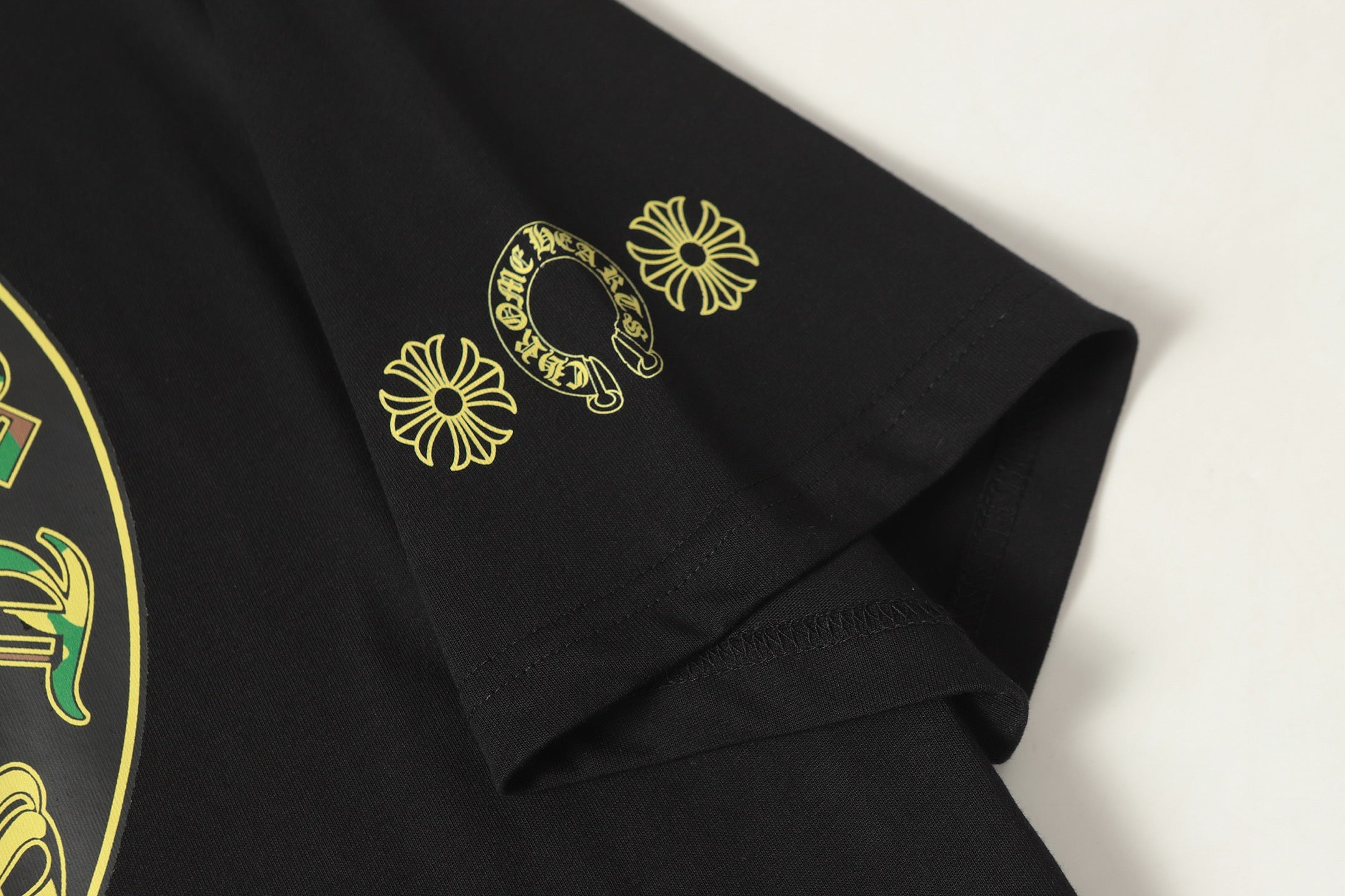 Camo Horseshoe Cross Pocket Black T-Shirt™
