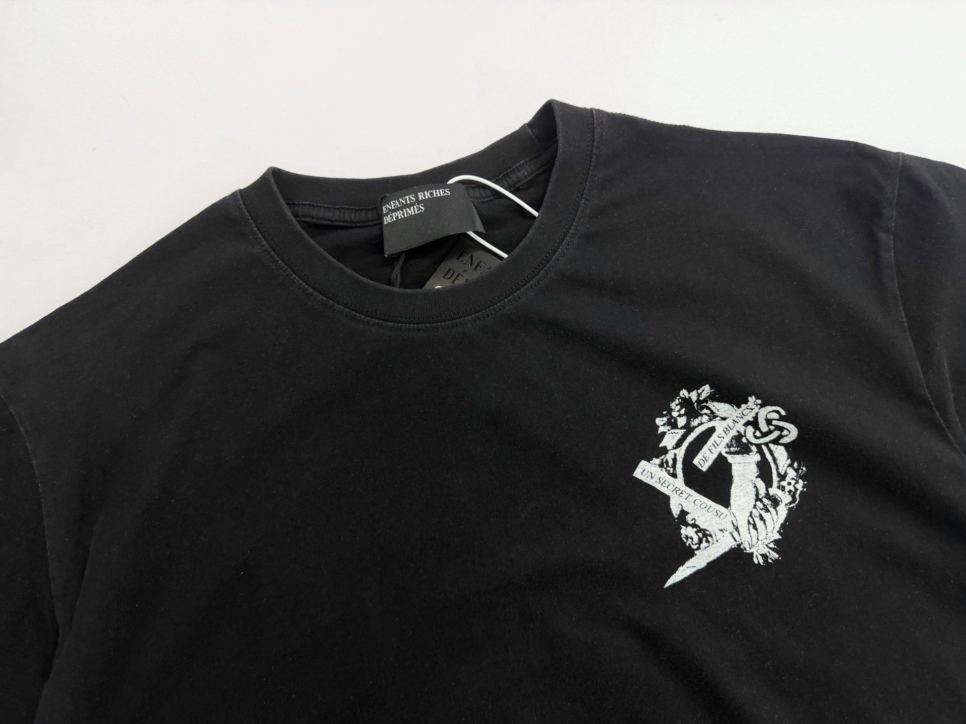 ER* Un Secret Blue Graphic Black T-Shirt™