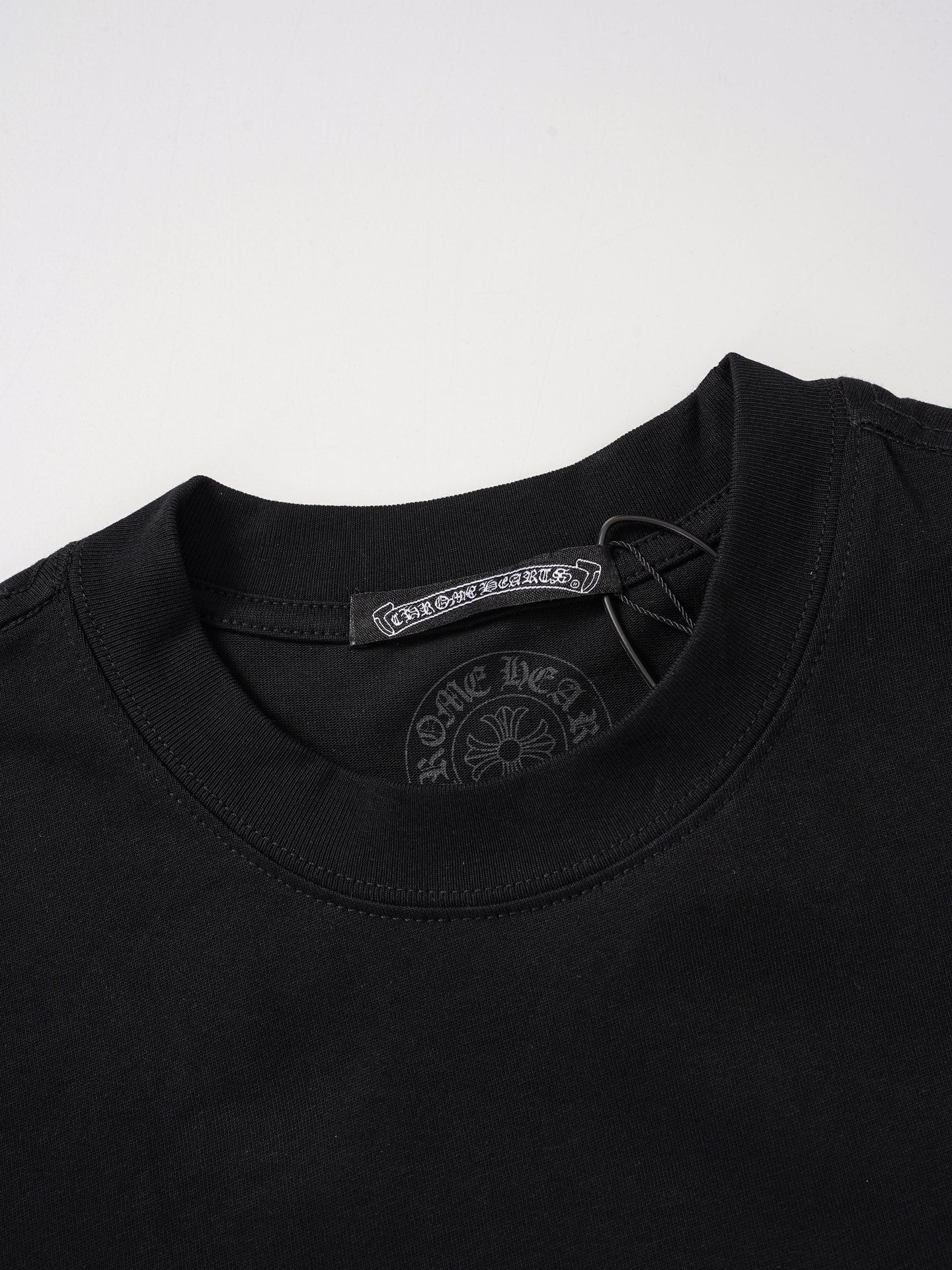 Red Horseshoe Ornate Cross Black T-Shirt™