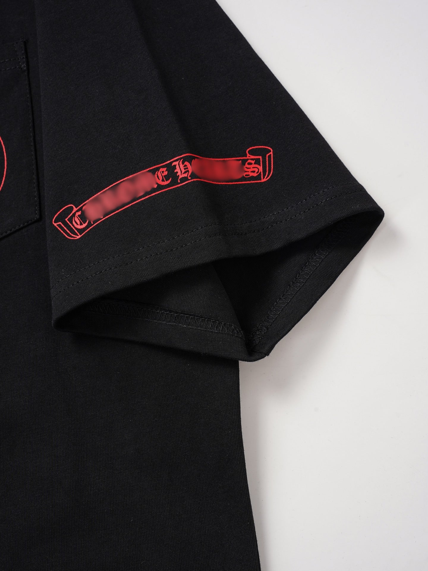 Red Horseshoe Ornate Cross Black T-Shirt™