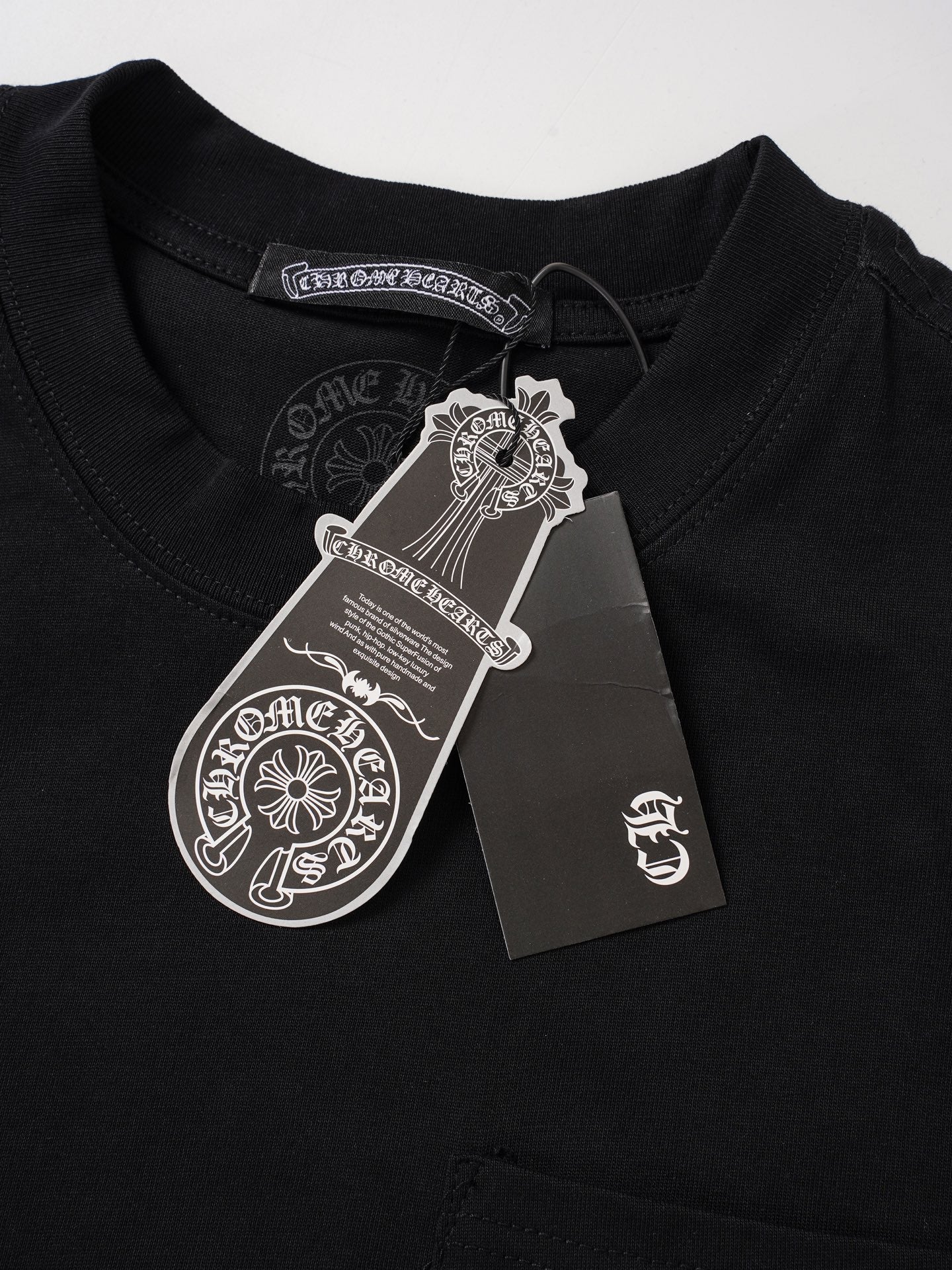Red Horseshoe Ornate Cross Black T-Shirt™