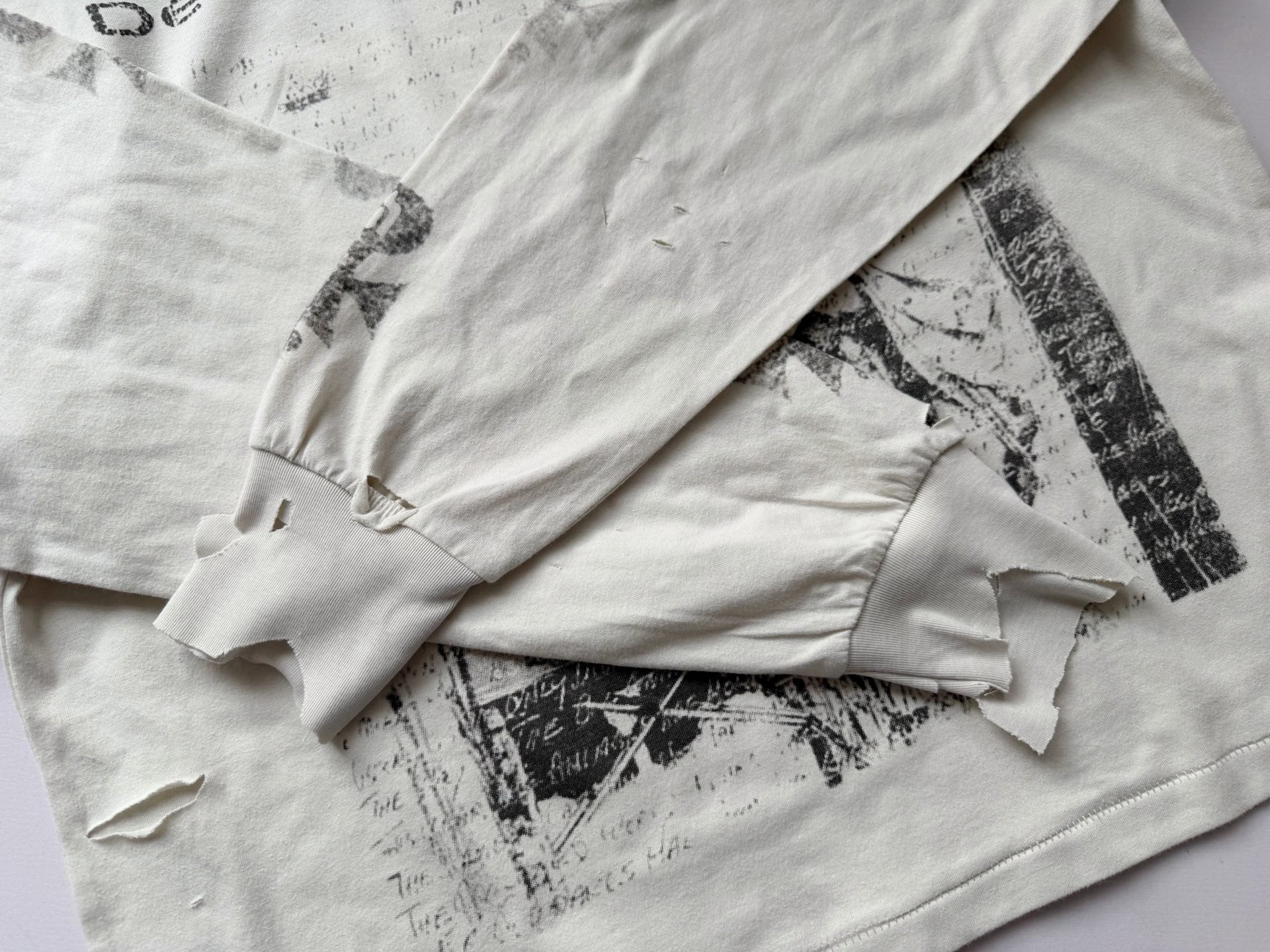 ER* Dérangement Distressed White Long Sleeve™