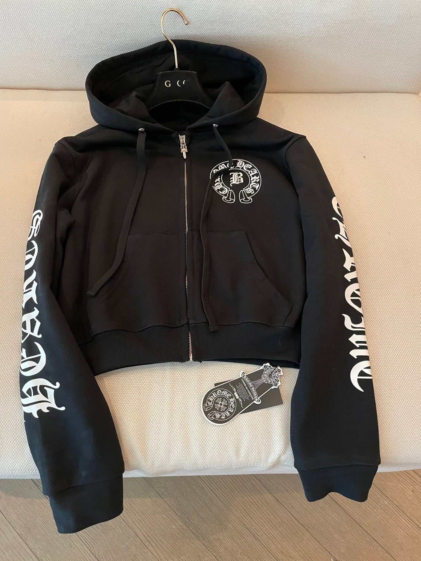Horse Shoe Logo Women's Cropped Black Hoodie™