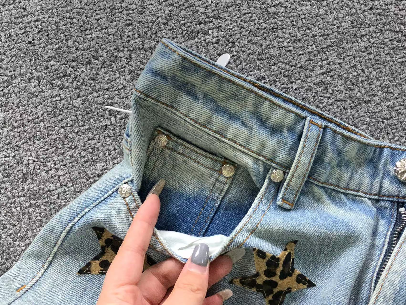 Leopard Star Patch Light Denim Baggy Jeans™