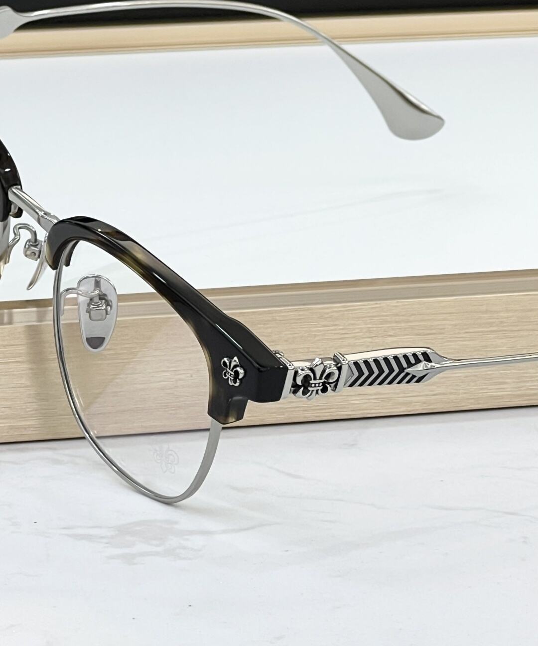 CH8305 Glasses