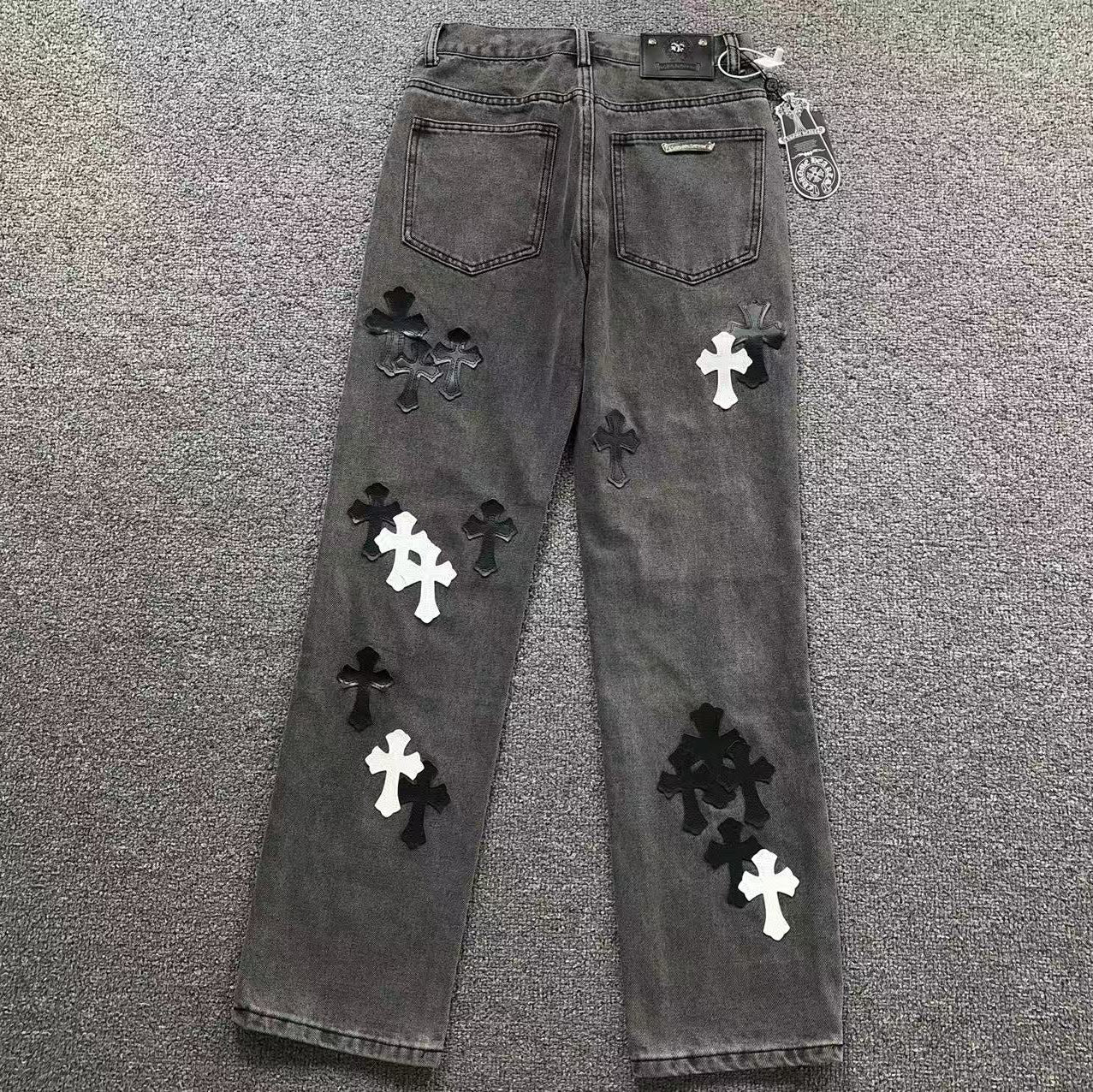Black & White Cross Patch Fleurknee Dark Grey Jeans™