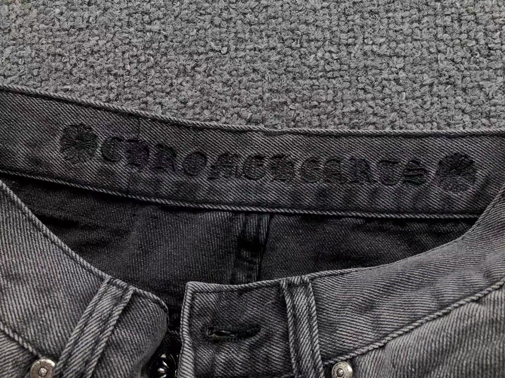 Black & White Cross Patch Fleurknee Dark Grey Jeans™