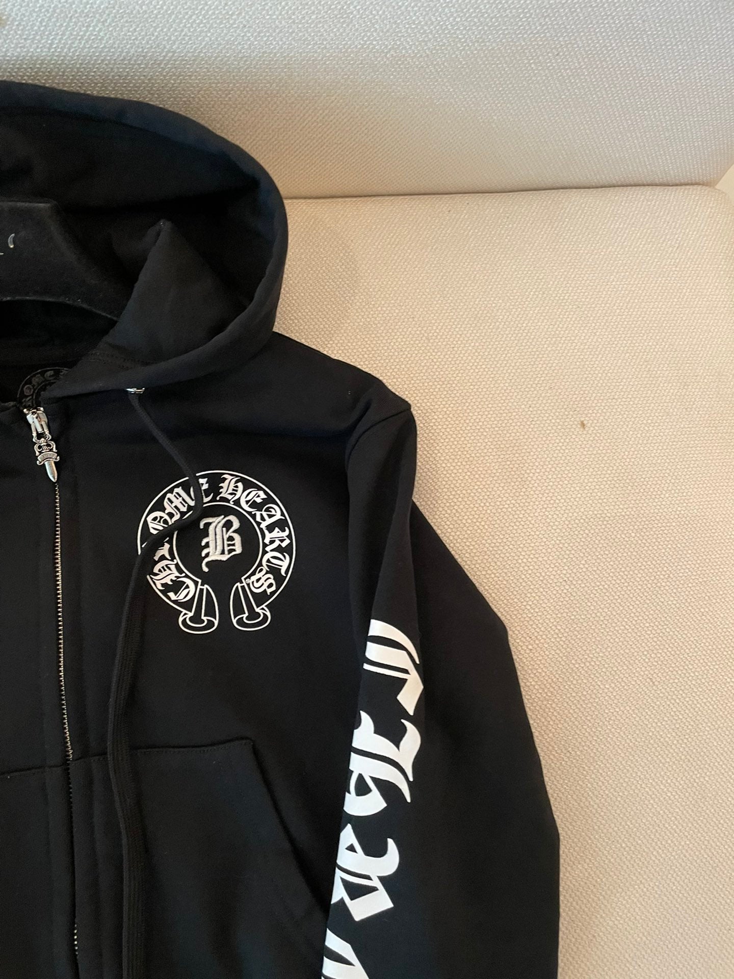 Horse Shoe Logo Women's Cropped Black Hoodie™