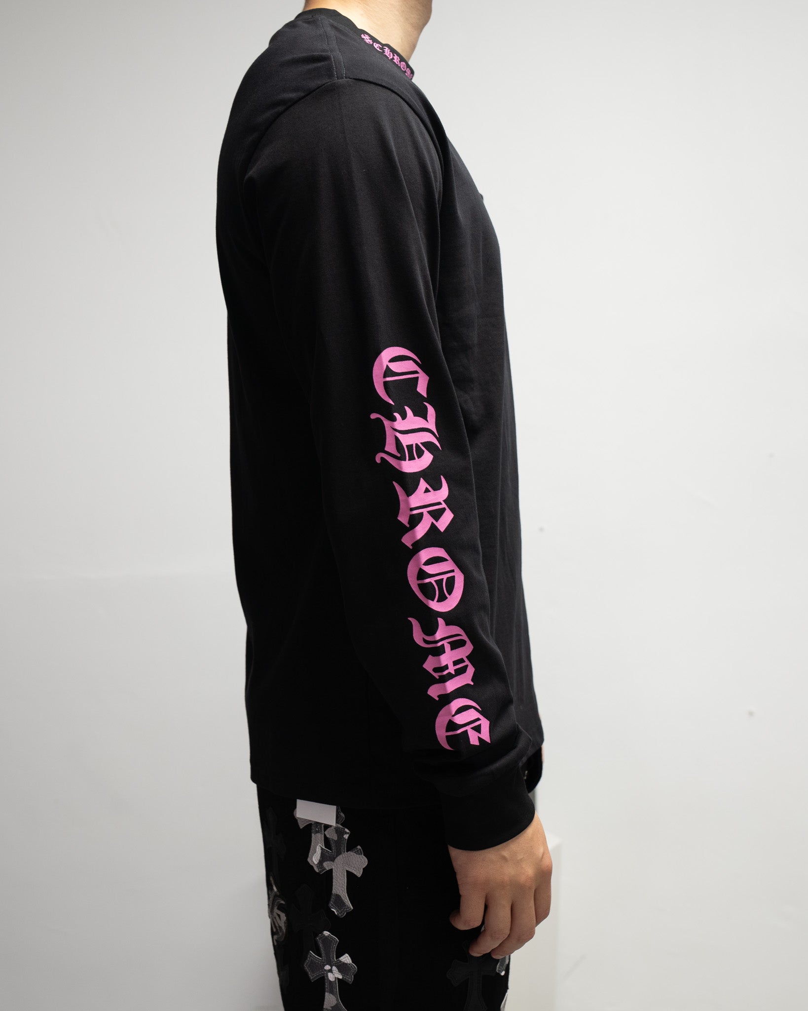 Pink Typography Collar Black Long Sleeve™