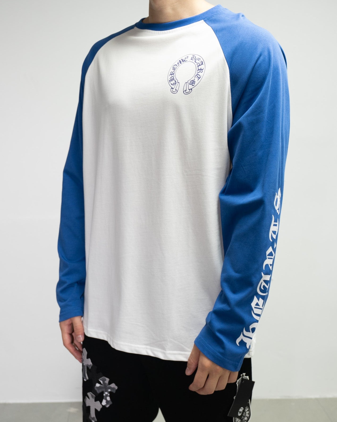 Horse Shoe Logo Baseball White & Blue Long Sleeve™