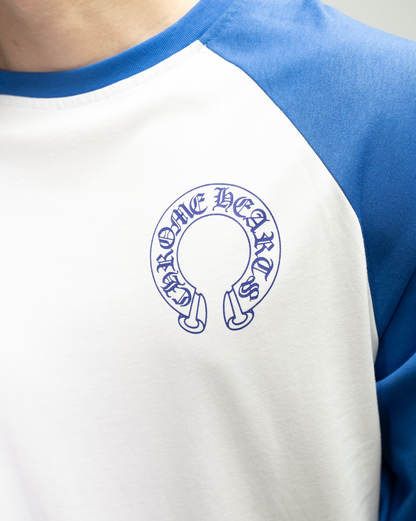 Horse Shoe Logo Baseball White & Blue Long Sleeve™