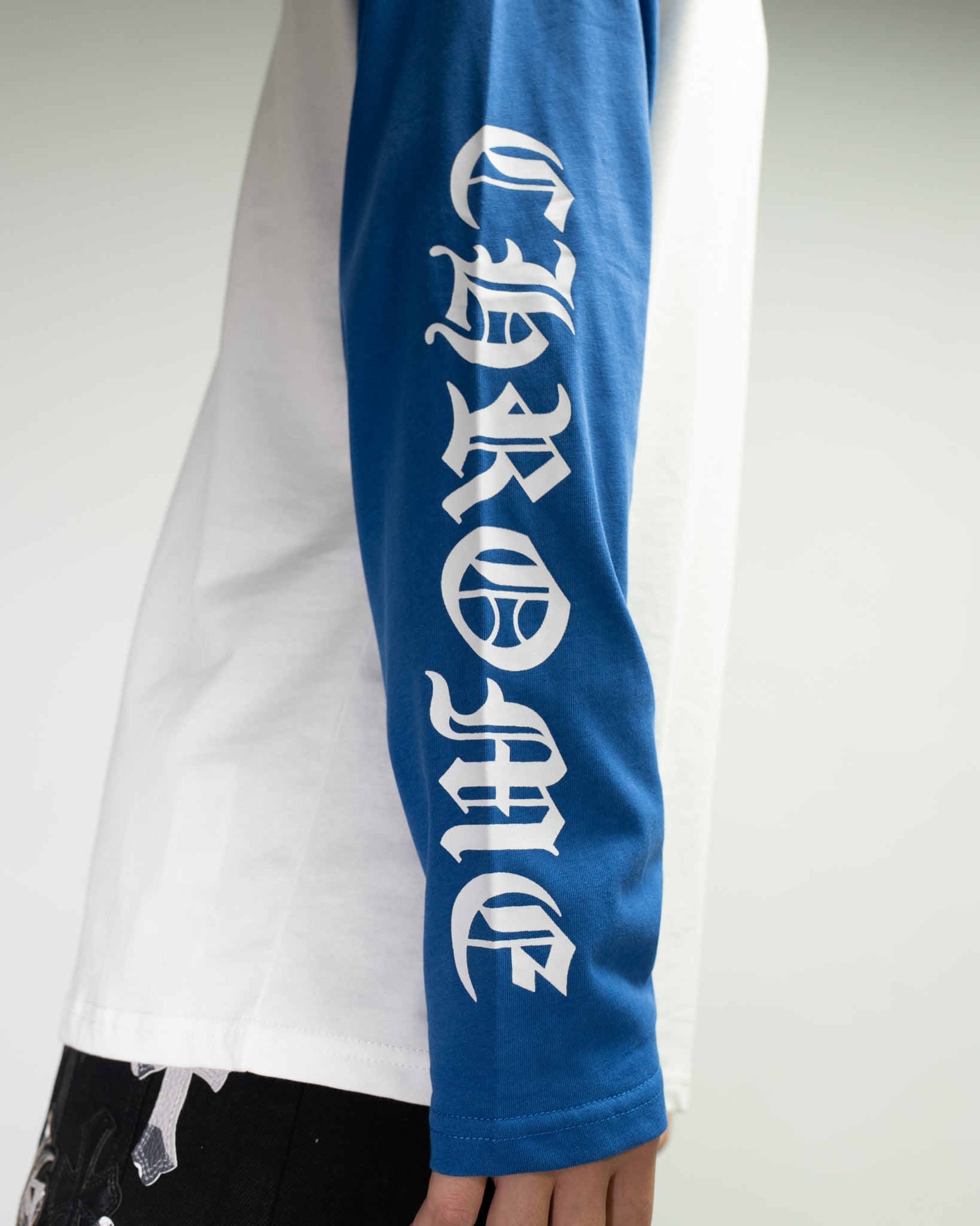 Horse Shoe Logo Baseball White & Blue Long Sleeve™