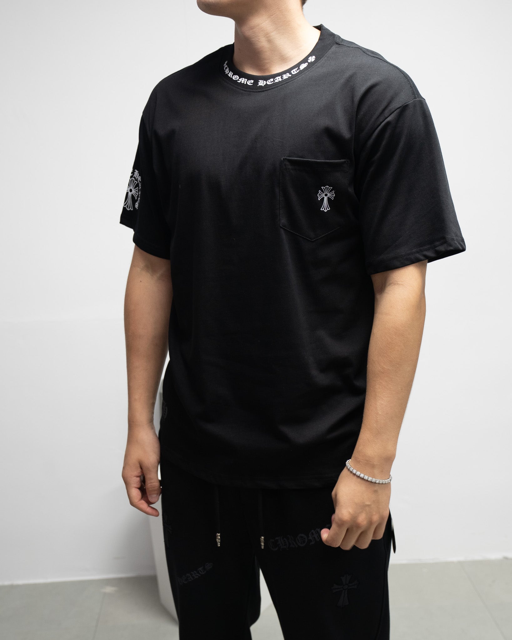 Typography Collar & Horse Shoe Logo Black T-Shirt™