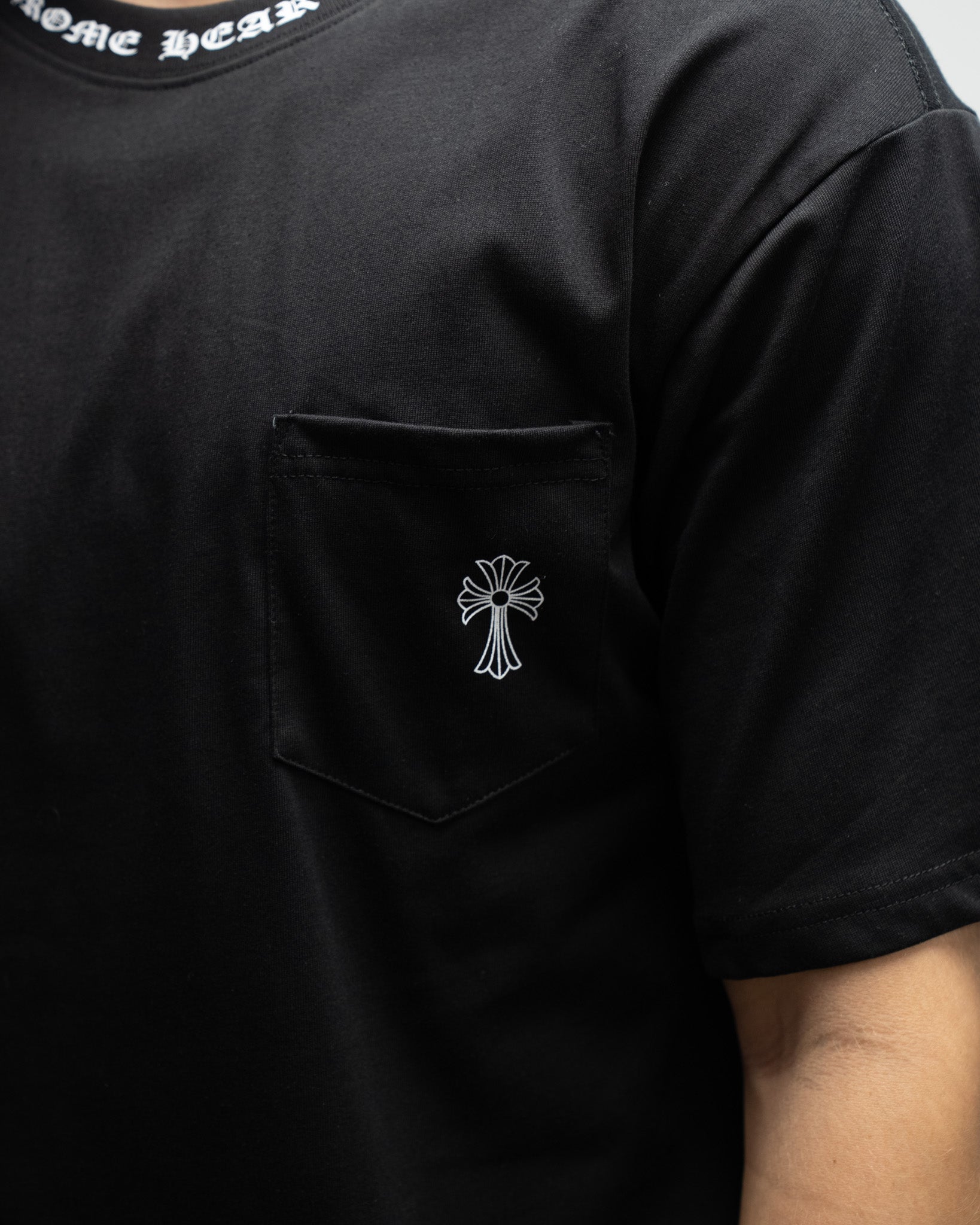 Typography Collar & Horse Shoe Logo Black T-Shirt™