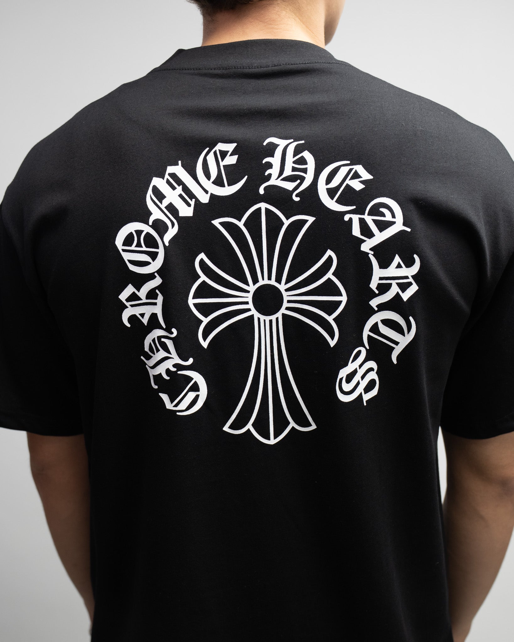 Typography Collar & Horse Shoe Logo Black T-Shirt™