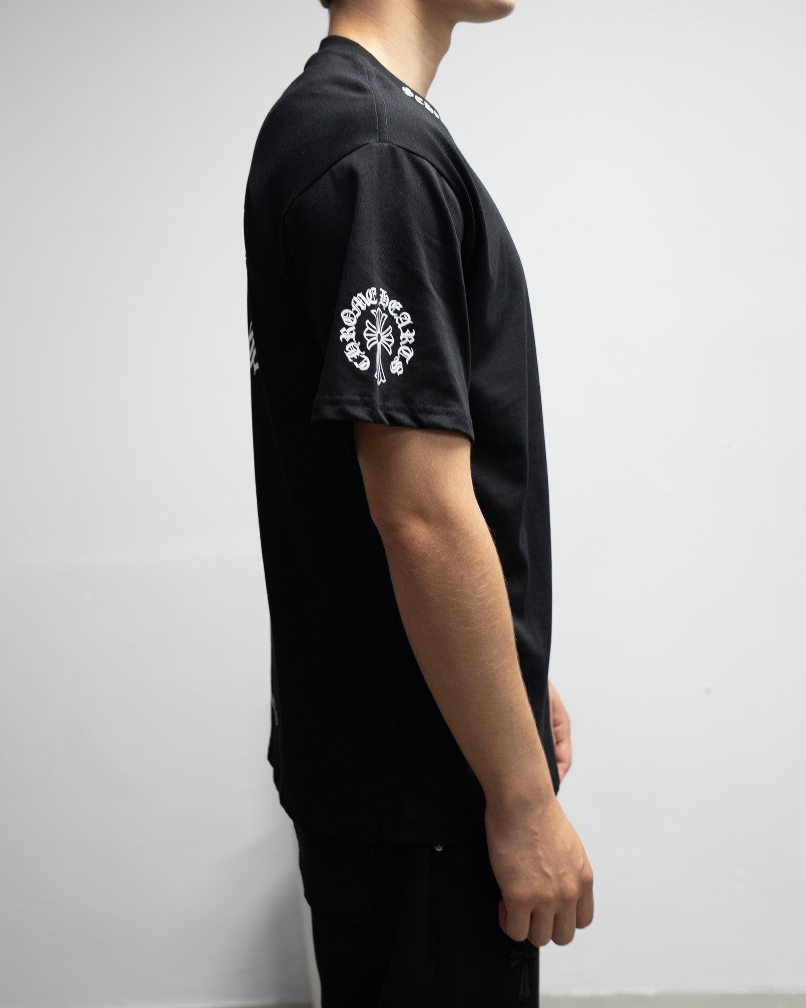 Typography Collar & Horse Shoe Logo Black T-Shirt™