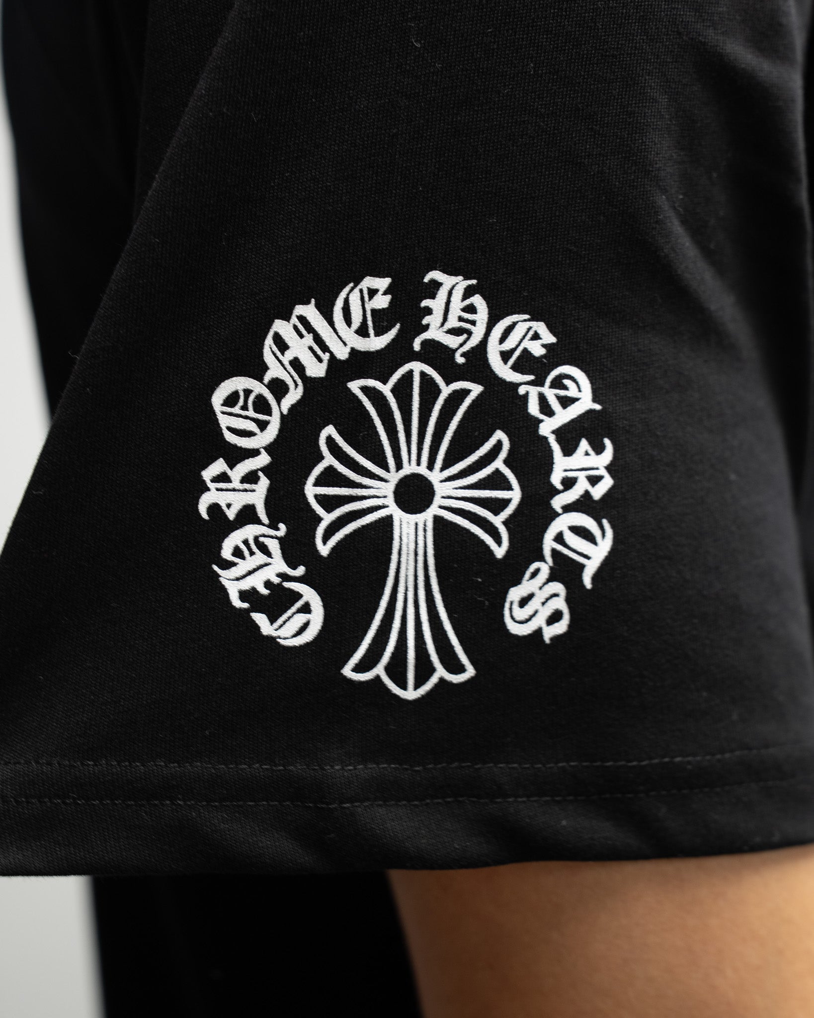 Typography Collar & Horse Shoe Logo Black T-Shirt™