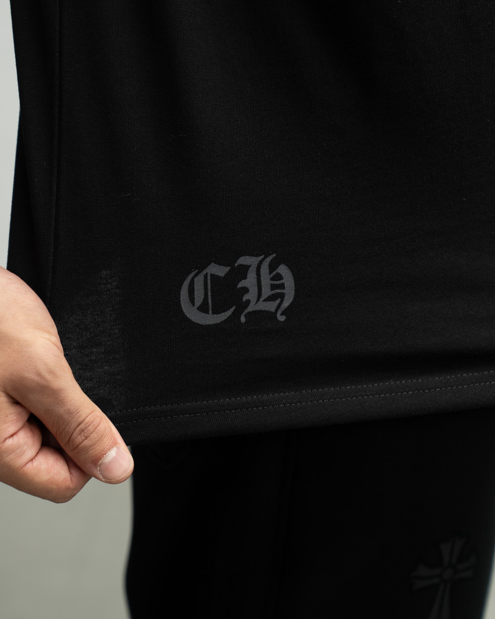 Typography Collar & Horse Shoe Logo Black T-Shirt™