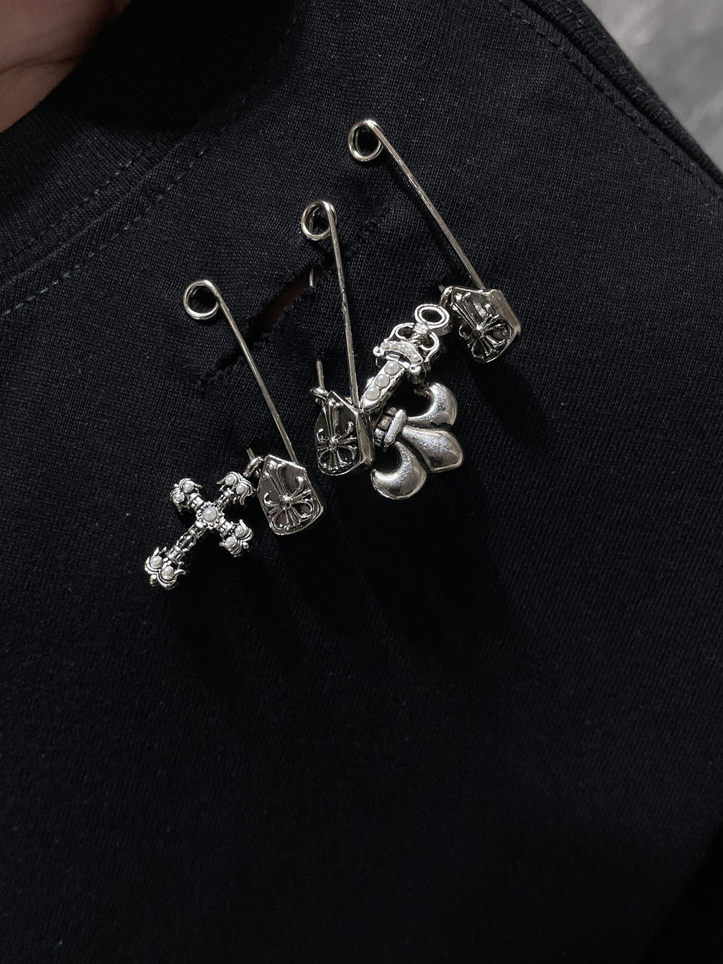 Metallic Symbols Safety Pin Black T-Shirt™