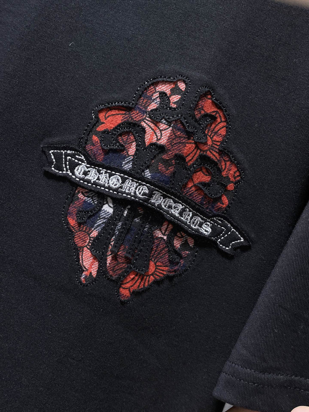 Checkered Dagger Crest Black T-Shirt™
