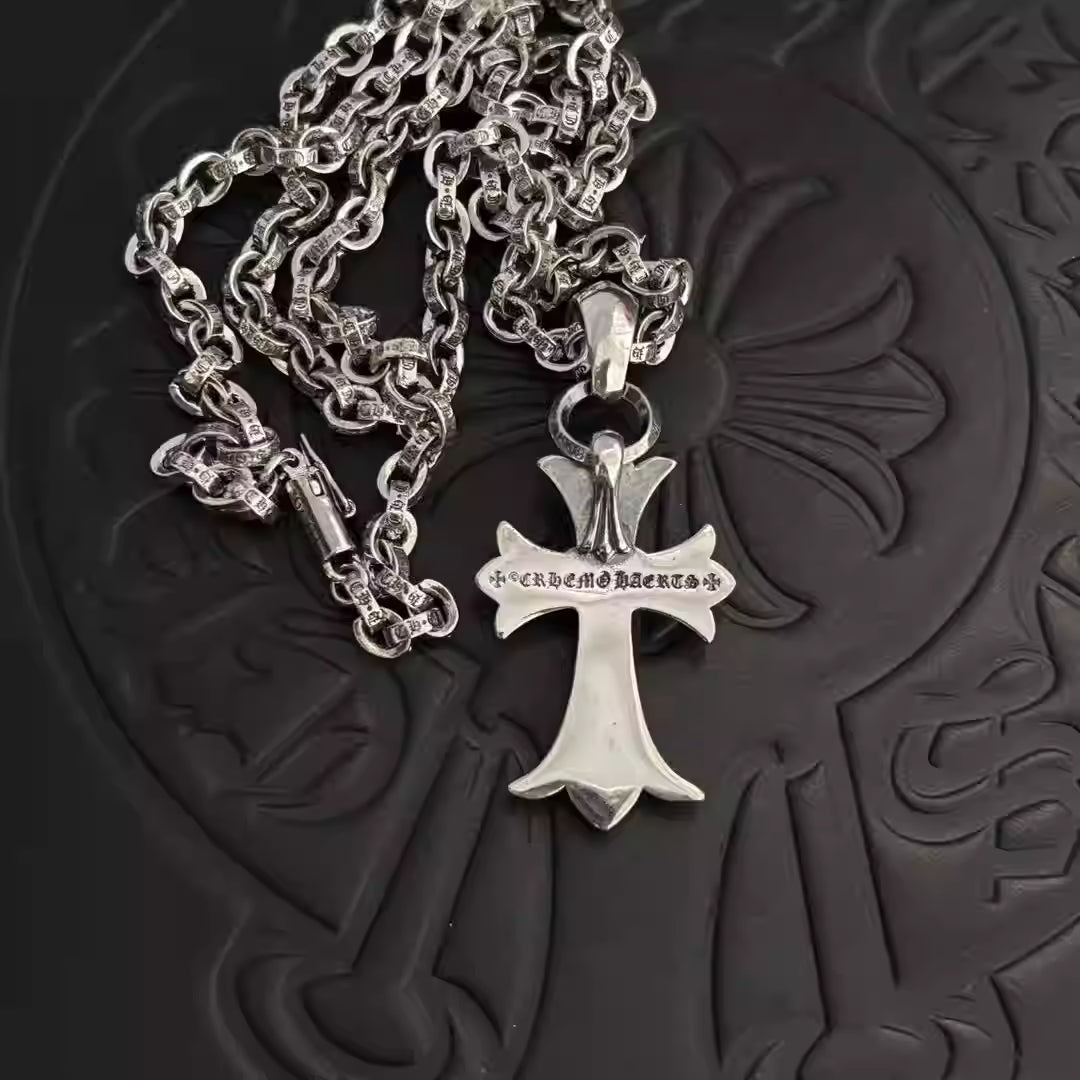S925 Silver Green Stone Heart Center Cross Necklace™