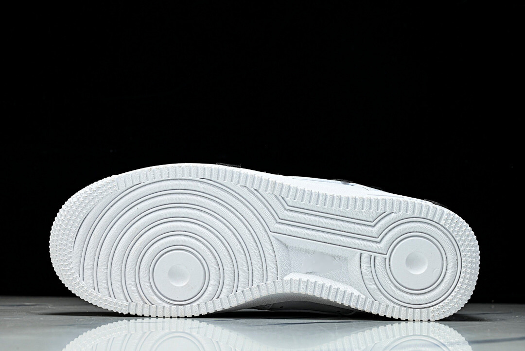 Black Crosses White AF1™