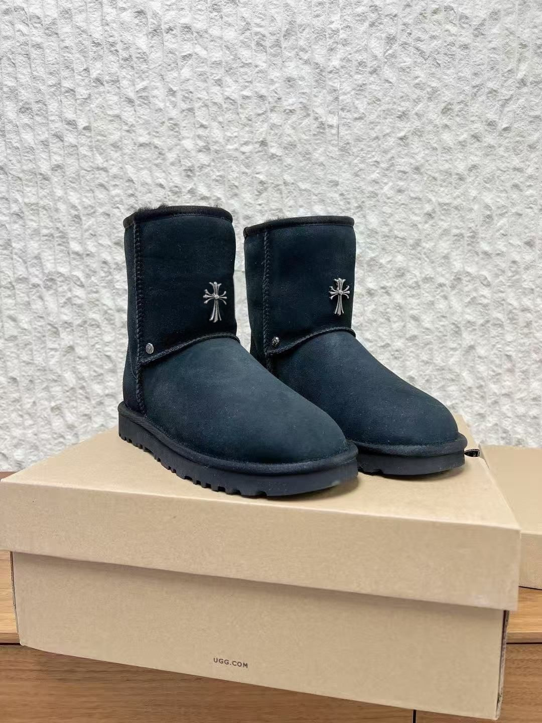 Metallic Cross Black Fur Boots™