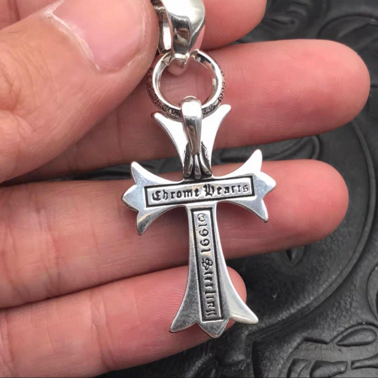 Metallic Cross Pendant Necklace™