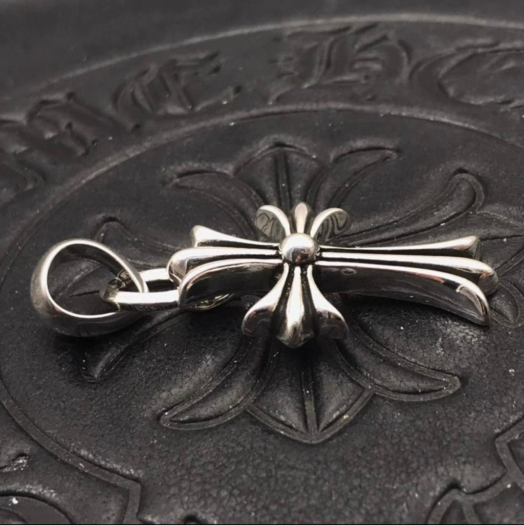 Metallic Cross Pendant Necklace™