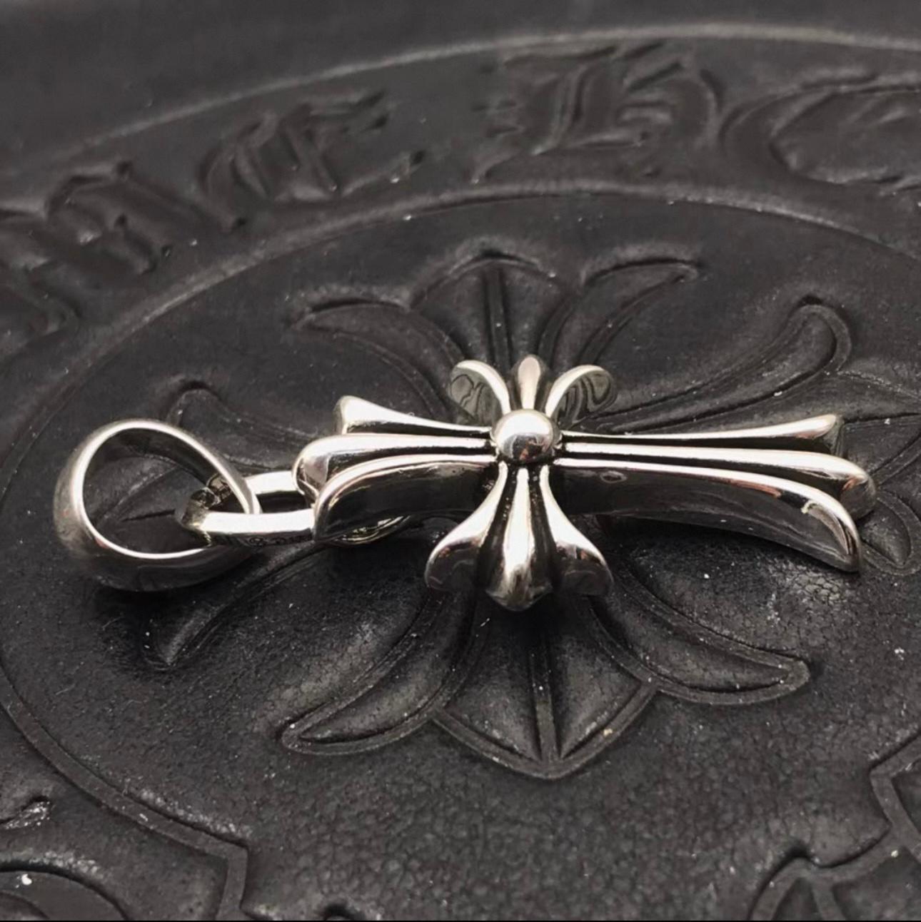 Metallic Cross Pendant Necklace™