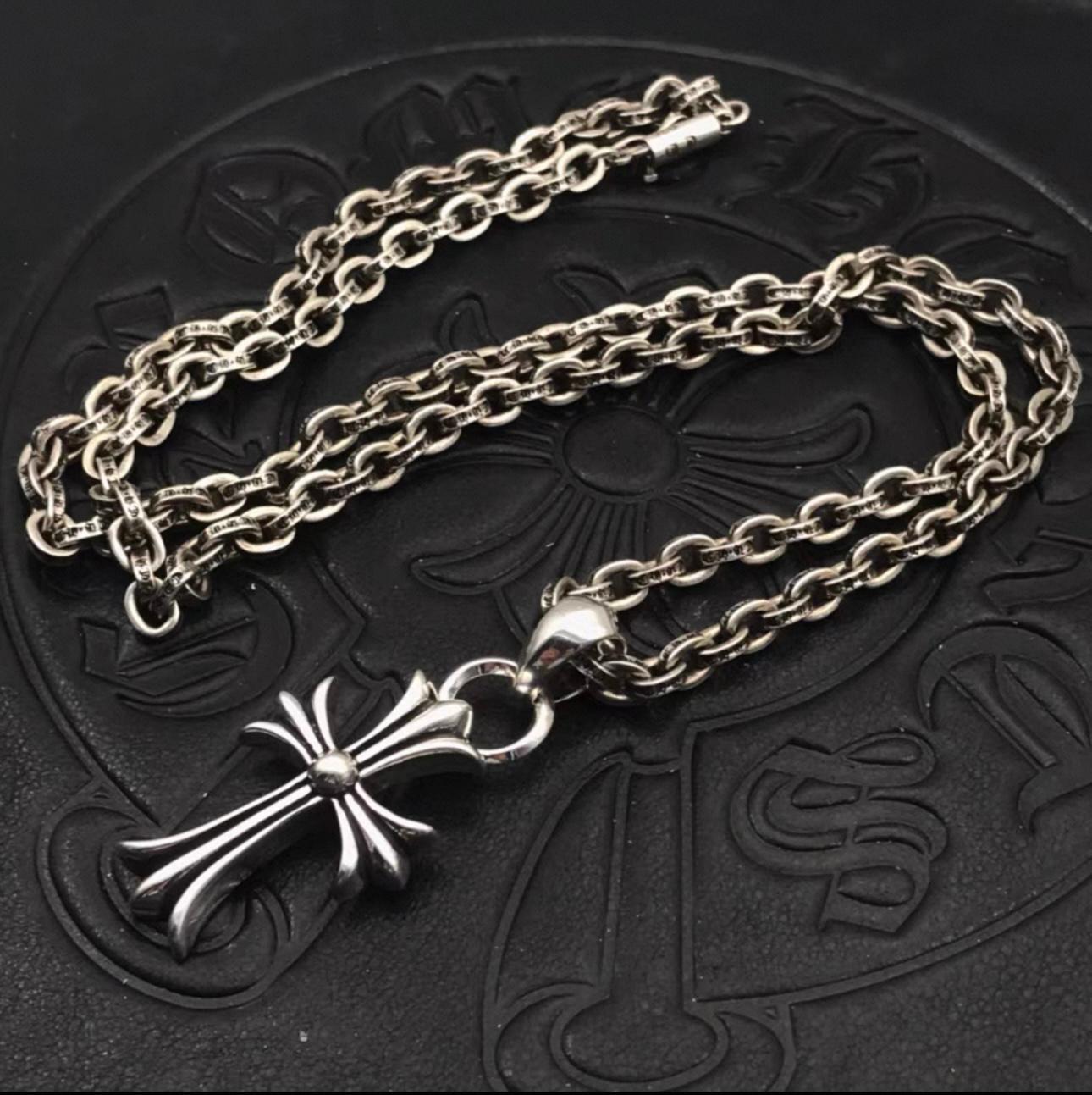Metallic Cross Pendant Necklace™