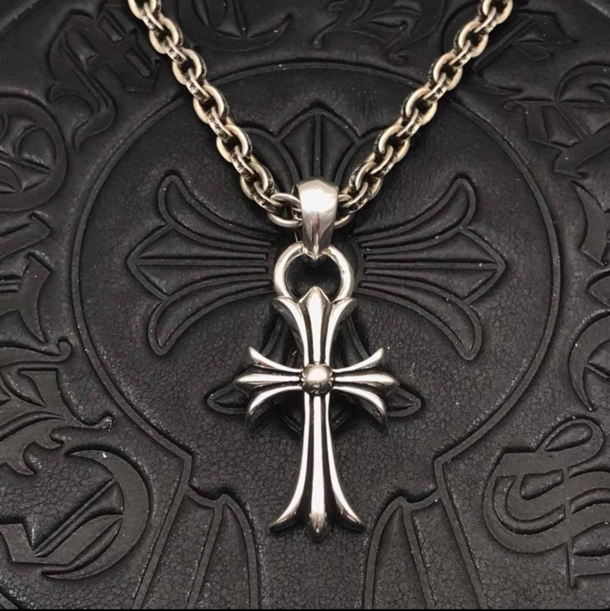 Metallic Cross Pendant Necklace™