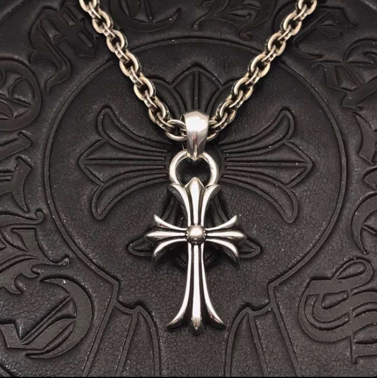 Metallic Cross Pendant Necklace™