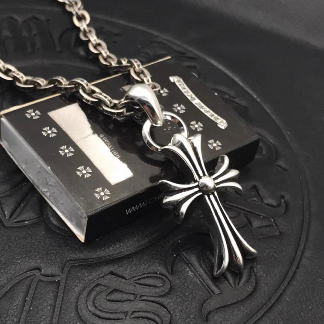 Metallic Cross Pendant Necklace™